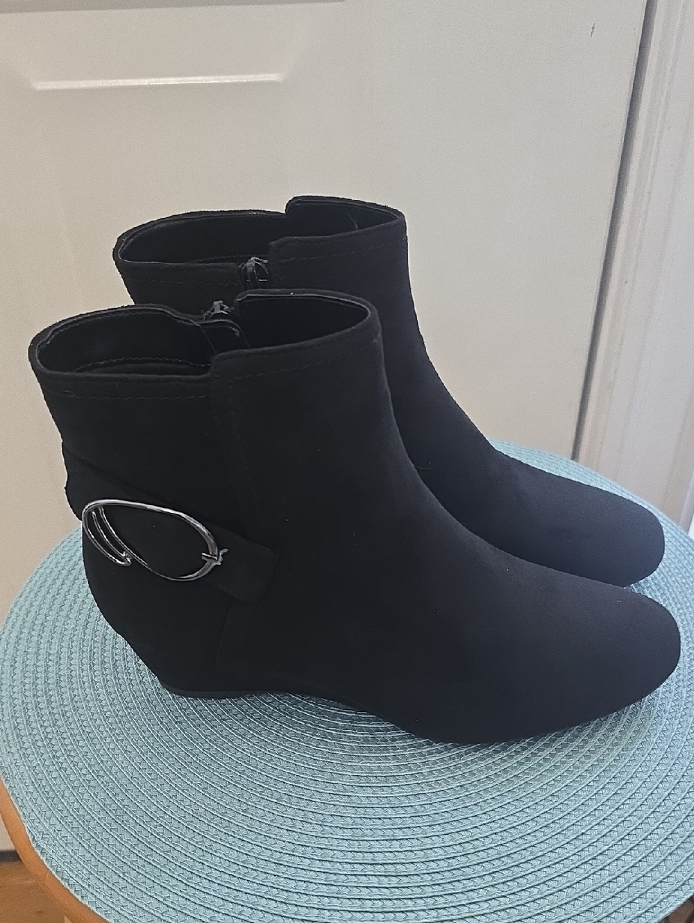 EAST 5TH BRAND WOMEN'S WIDE DRESSY OR CASUAL BLACK SHORT ANKLE BOOTS SIZE 6W